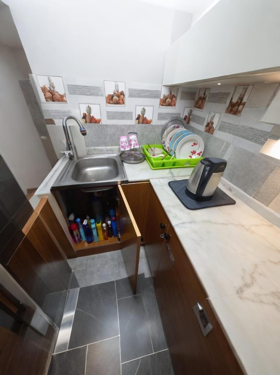 Alharaki Capsule Bed & Breakfast Dubai Exterior photo